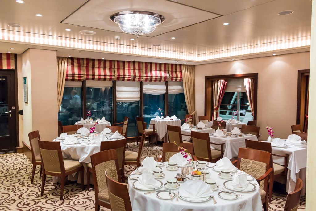 Night, Princess Grill, QM2, Ship