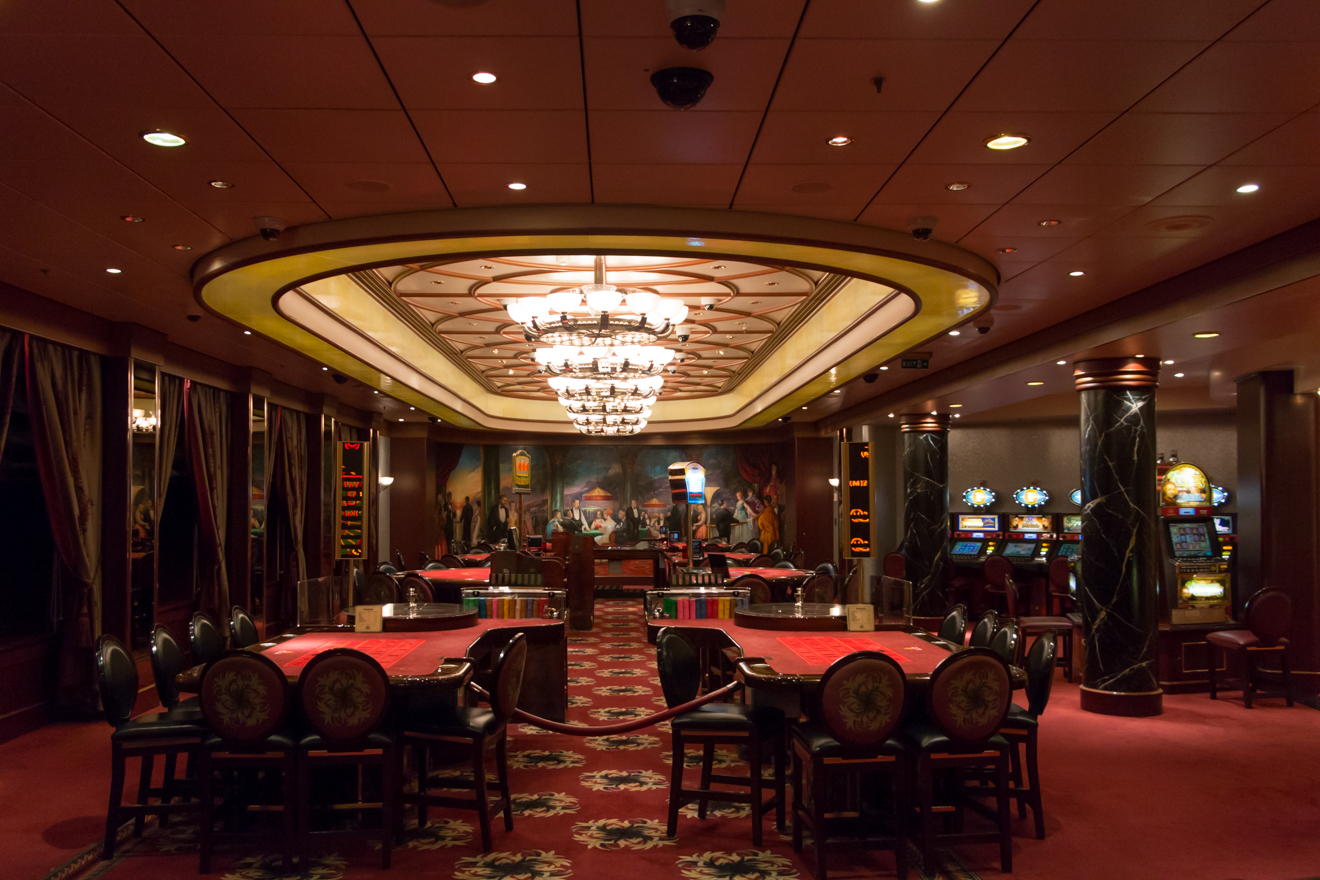 QM2 - Night Casino